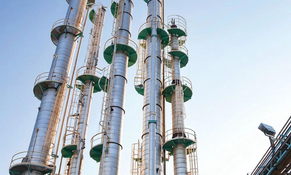 Medición de nivel y de presión en plantas de destilación 