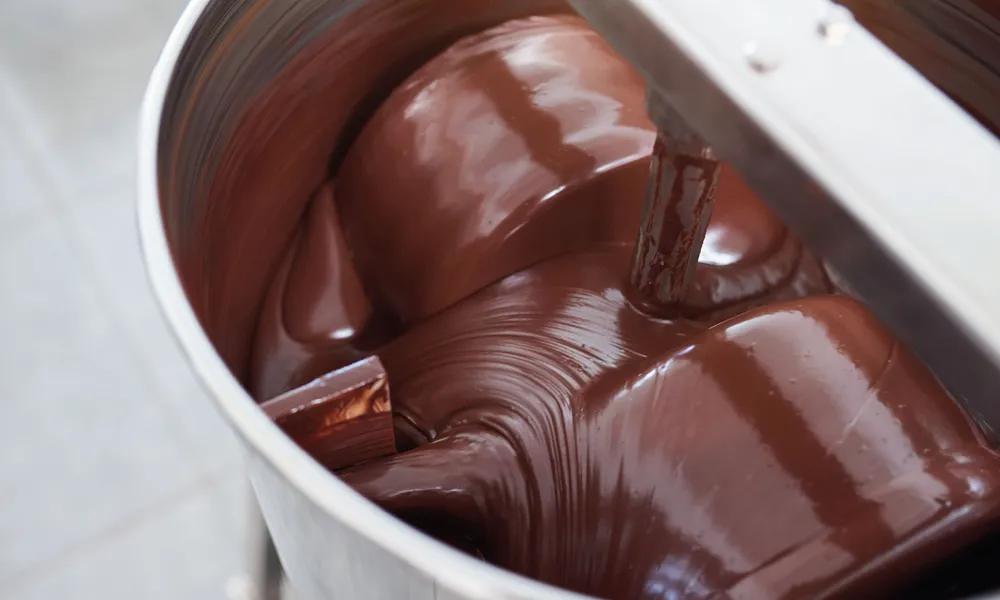 Fracturación, mezcla y refinado en la producción de chocolate