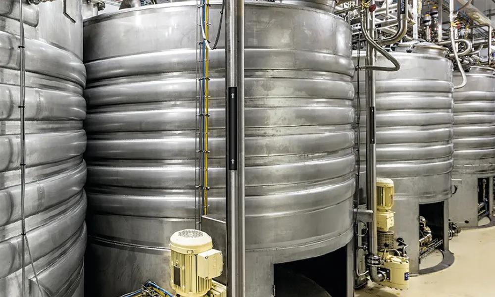 Medición de nivel y detección de nivel en depósitos de almacenamiento para leche y productos lácteos